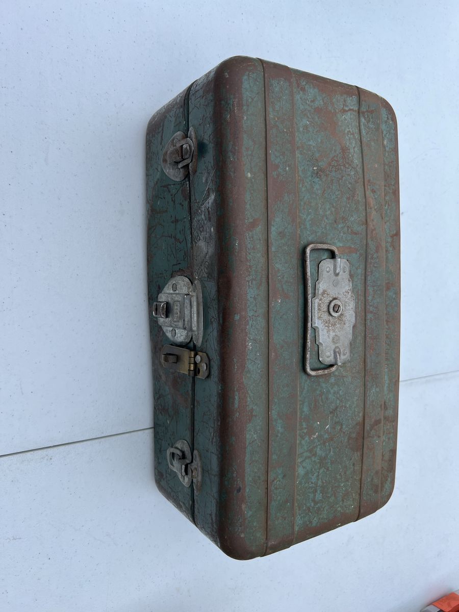 Vintage Green Metal Tackle box/Toolbox