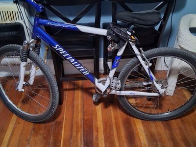 Specialized StumpJumper Mountain Bike, Blue/White, Front Suspension, Used