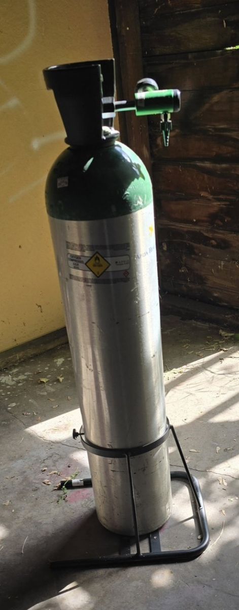 Oxygen Tank With Stand and Regulator.