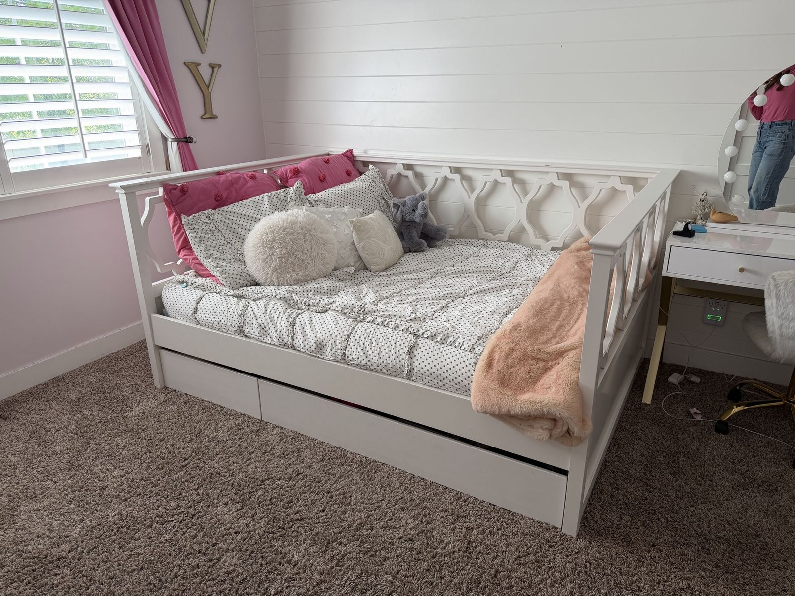 White Daybed with Storage Drawers - full Size with Ornate Side Rails
