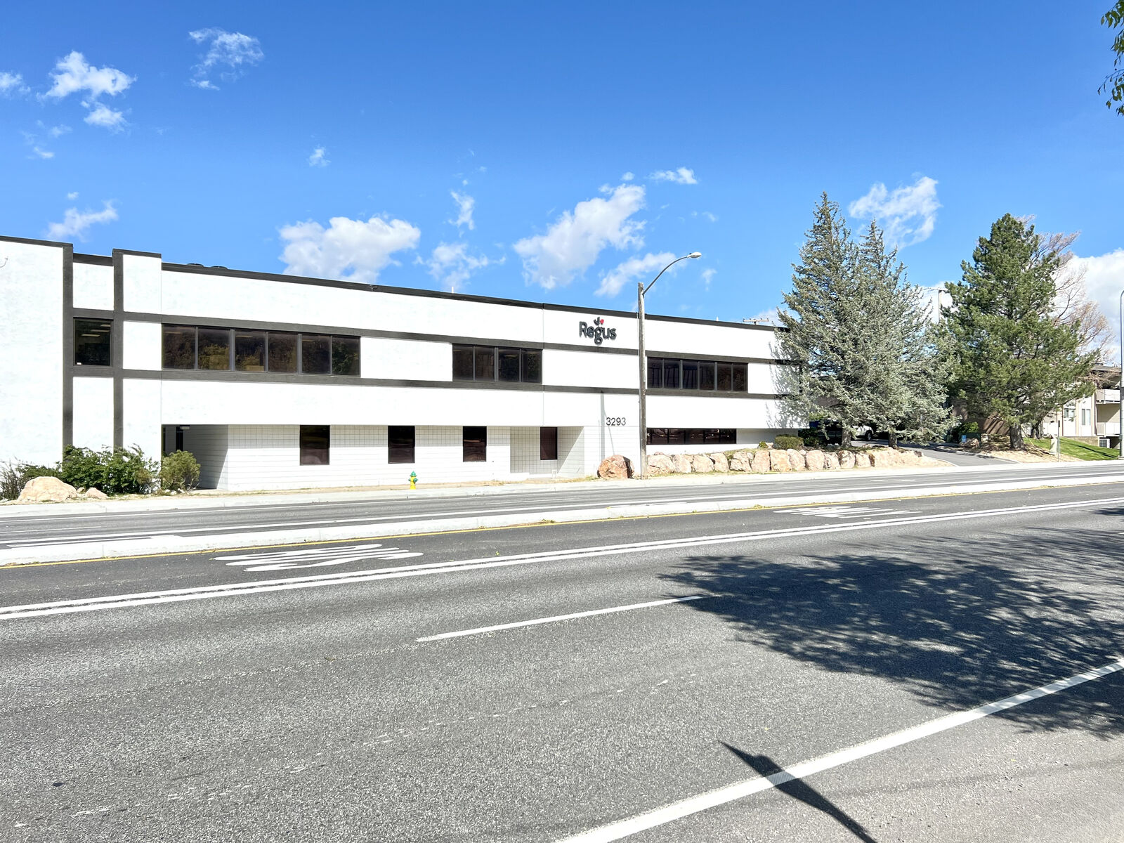 Prime Location, Fully Furnished – Book Your Day Office Anytime! 🪑