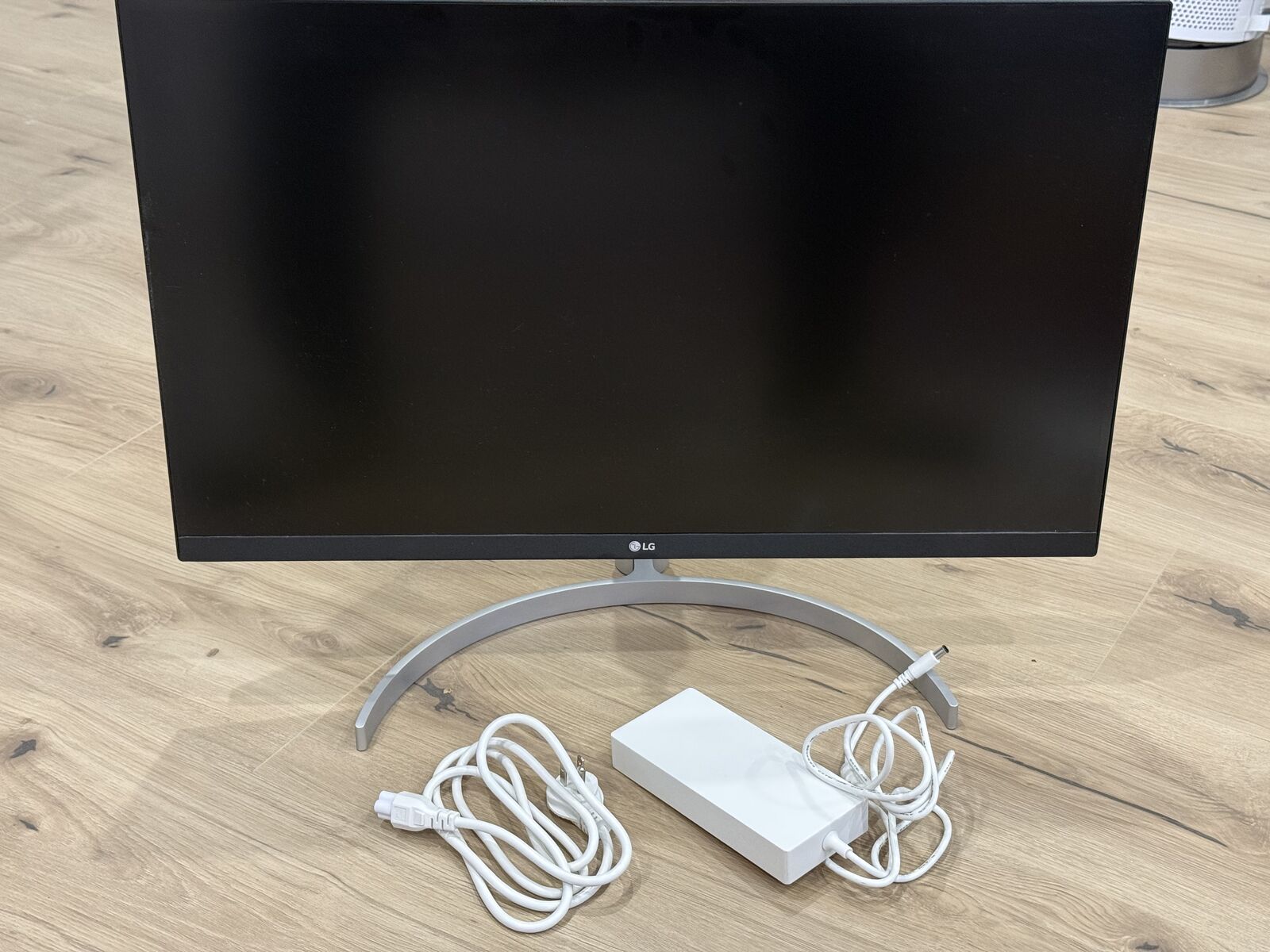 LG UltraFine 27UN850-W — 27” 4K UHD Monitor (USB-C)