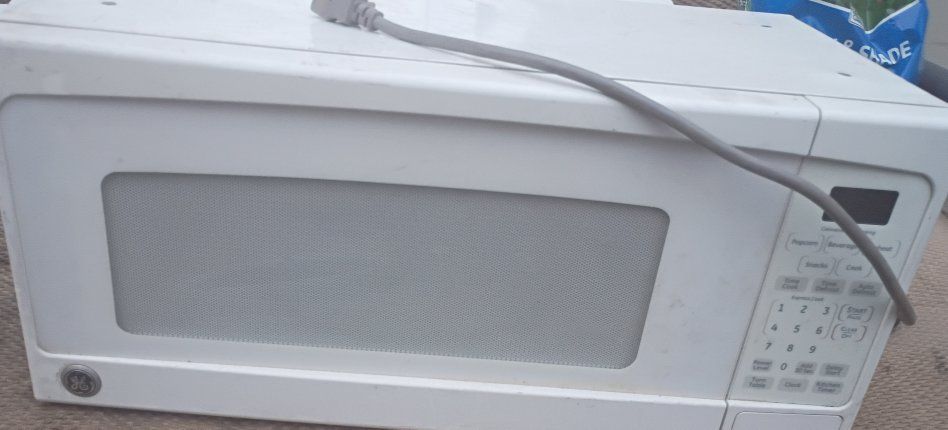 GE White Countertop Microwave