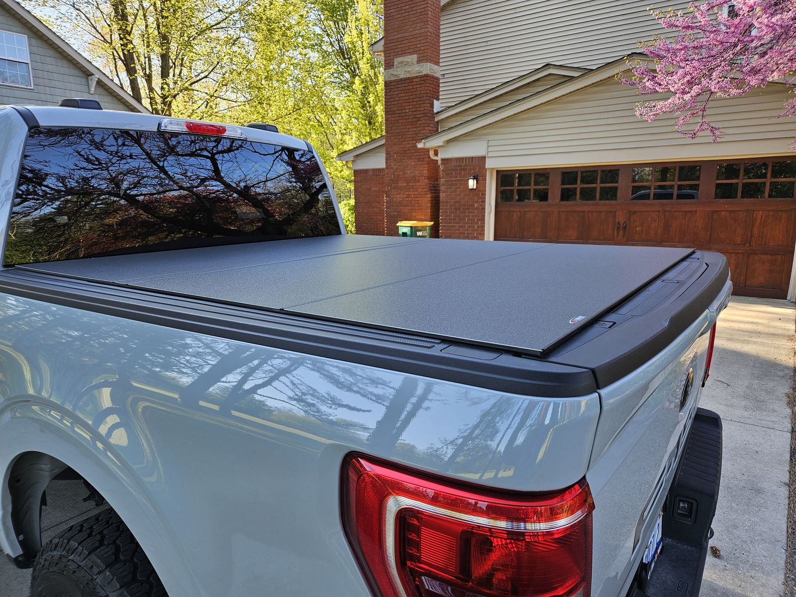Lomax Low-Profile Hard Tri-Fold Tonneau Cover – Ford F-150 5.5’ Short Bed (67.1”)