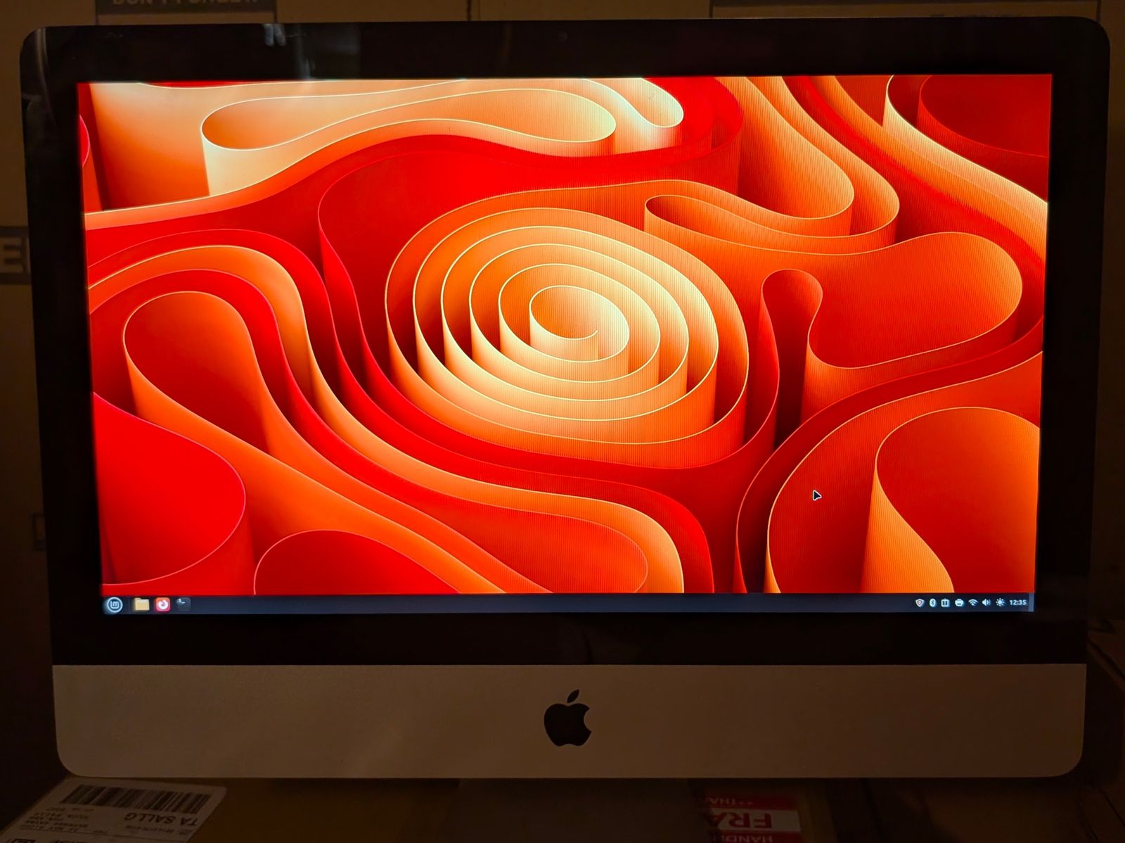Apple iMac 21.5" 8GB RAM 500GB HD 2.5GHz i5 4 proc CPU