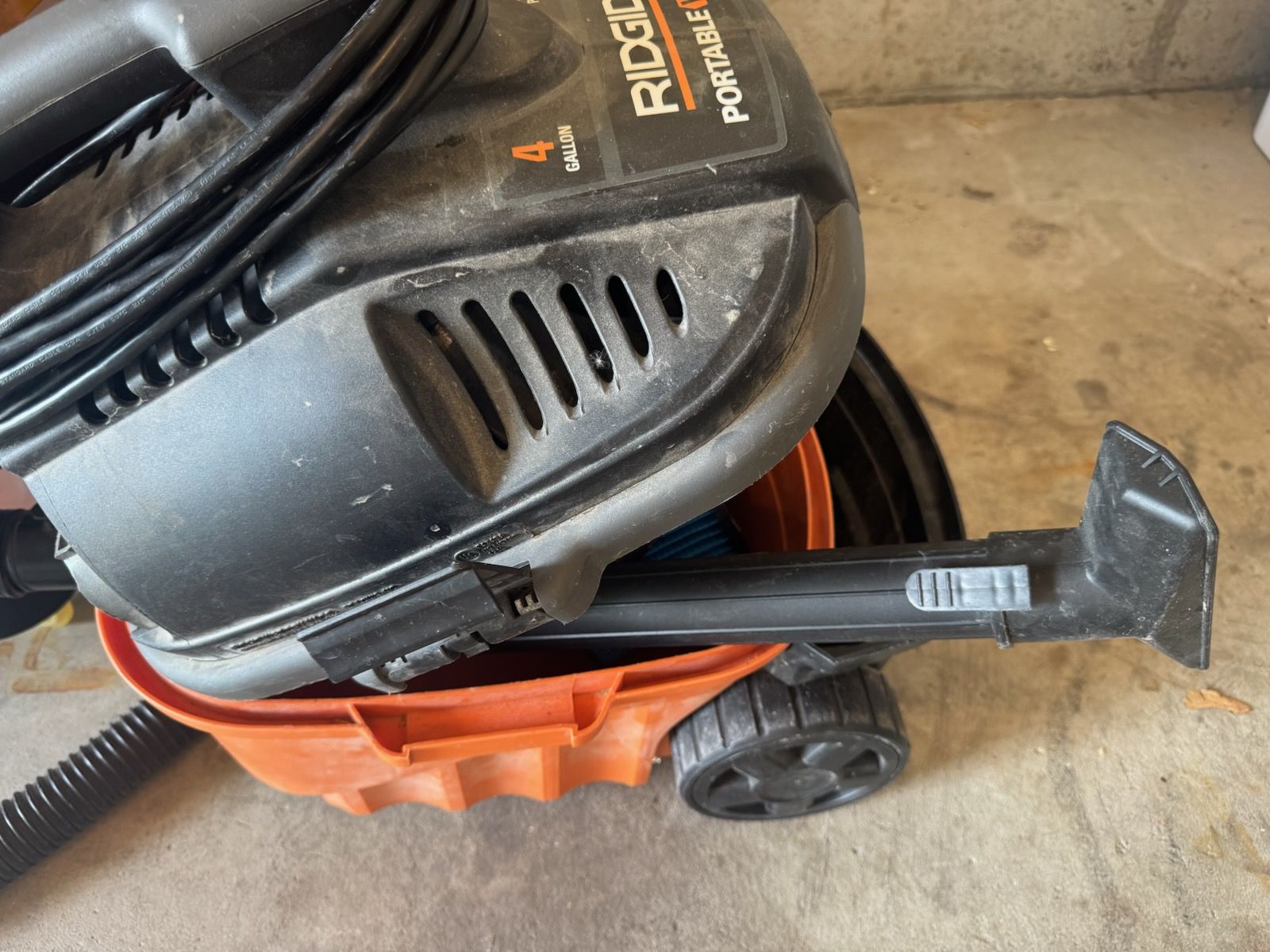 RIDGID Portable Vac 4-Gallon 5.0 Peak HP Wet/Dry Shop Vacuum with Attachments