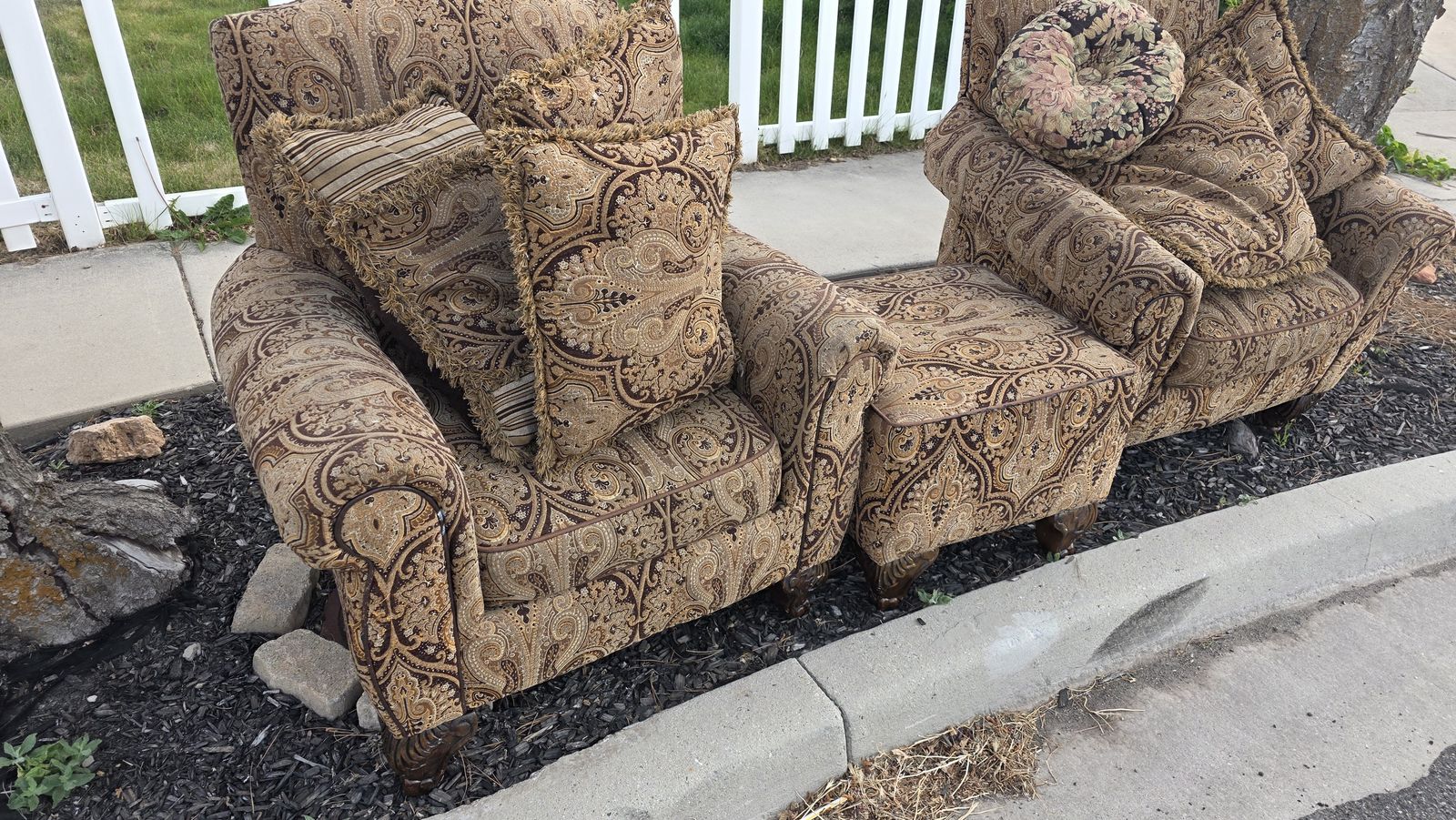 FREE VINTAGE COUCHES
