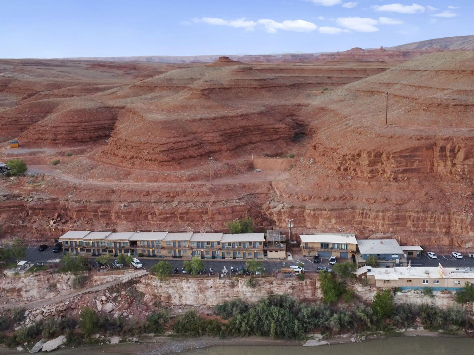 Riverside Motel on Golden Circle Tour Route / Bears Ears Perimeter / San Juan River