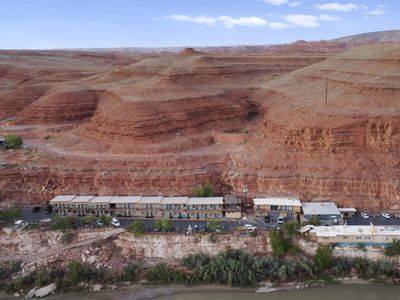 Riverside Motel on Golden Circle Tour Route / Bears Ears Perimeter / San Juan River