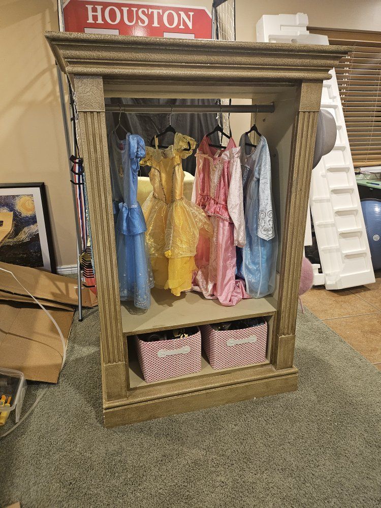 Dress-ups Cabinet