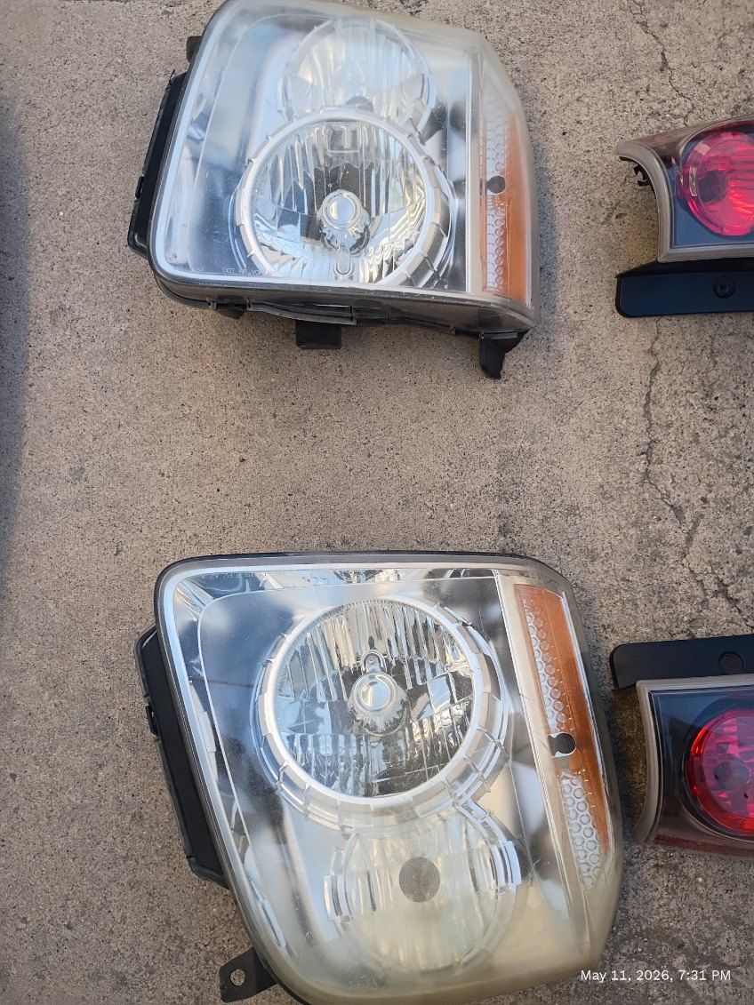 GMC YUKON HEADLIGHTS 2007-2014 $75