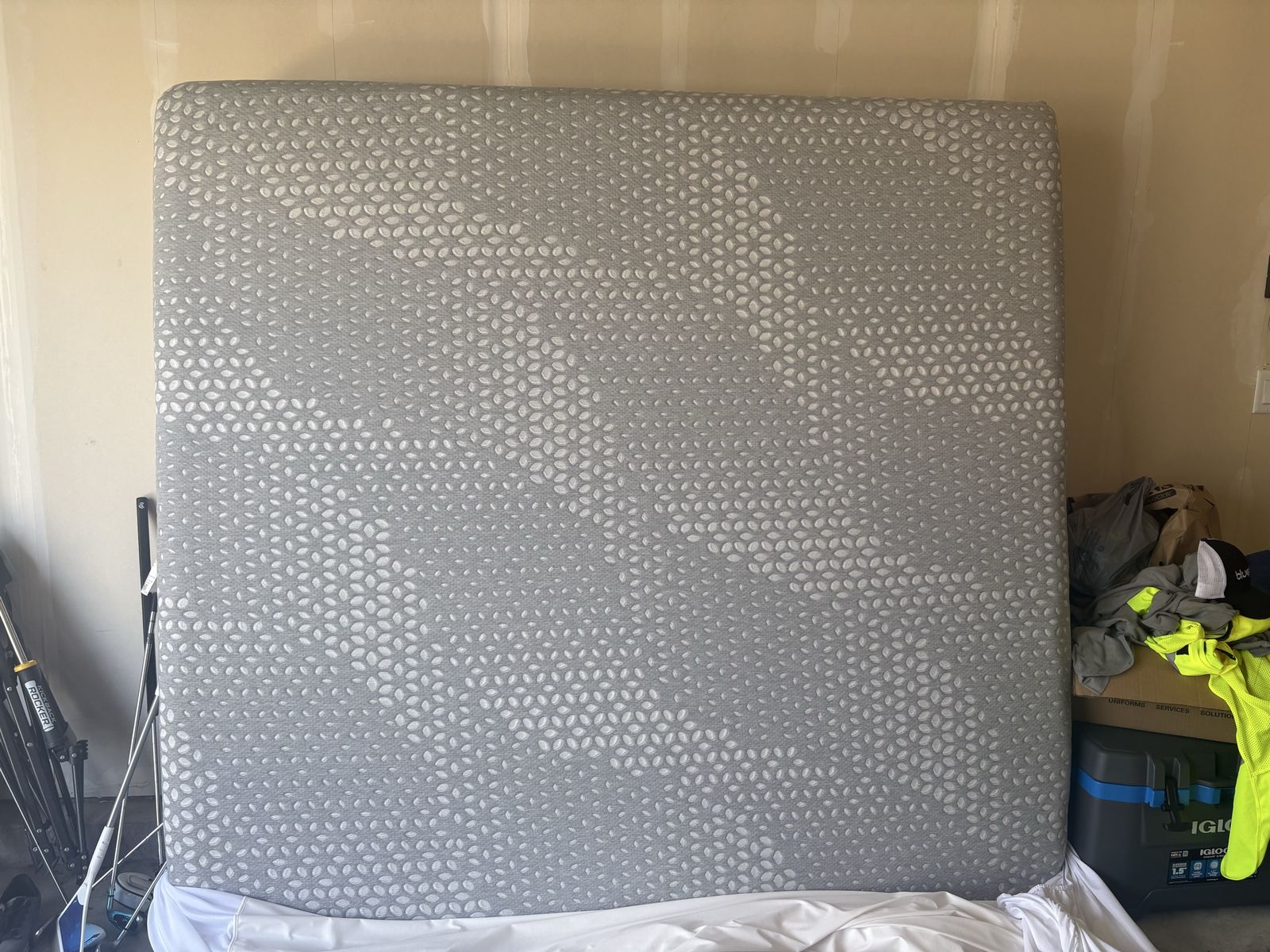 Sealy Posturepedic 12” hybrid King Size Mattress - used for Airbnb only 2 years, Excellent Condition