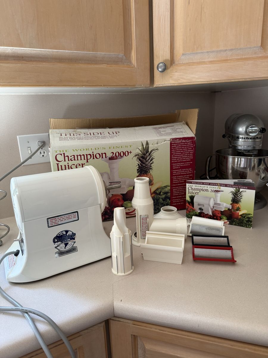 Champion Juicer 2000+ Includes all parts, box, manual and EXTRA screens