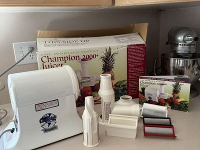 Champion Juicer 2000+ Includes all parts, box, manual and EXTRA screens