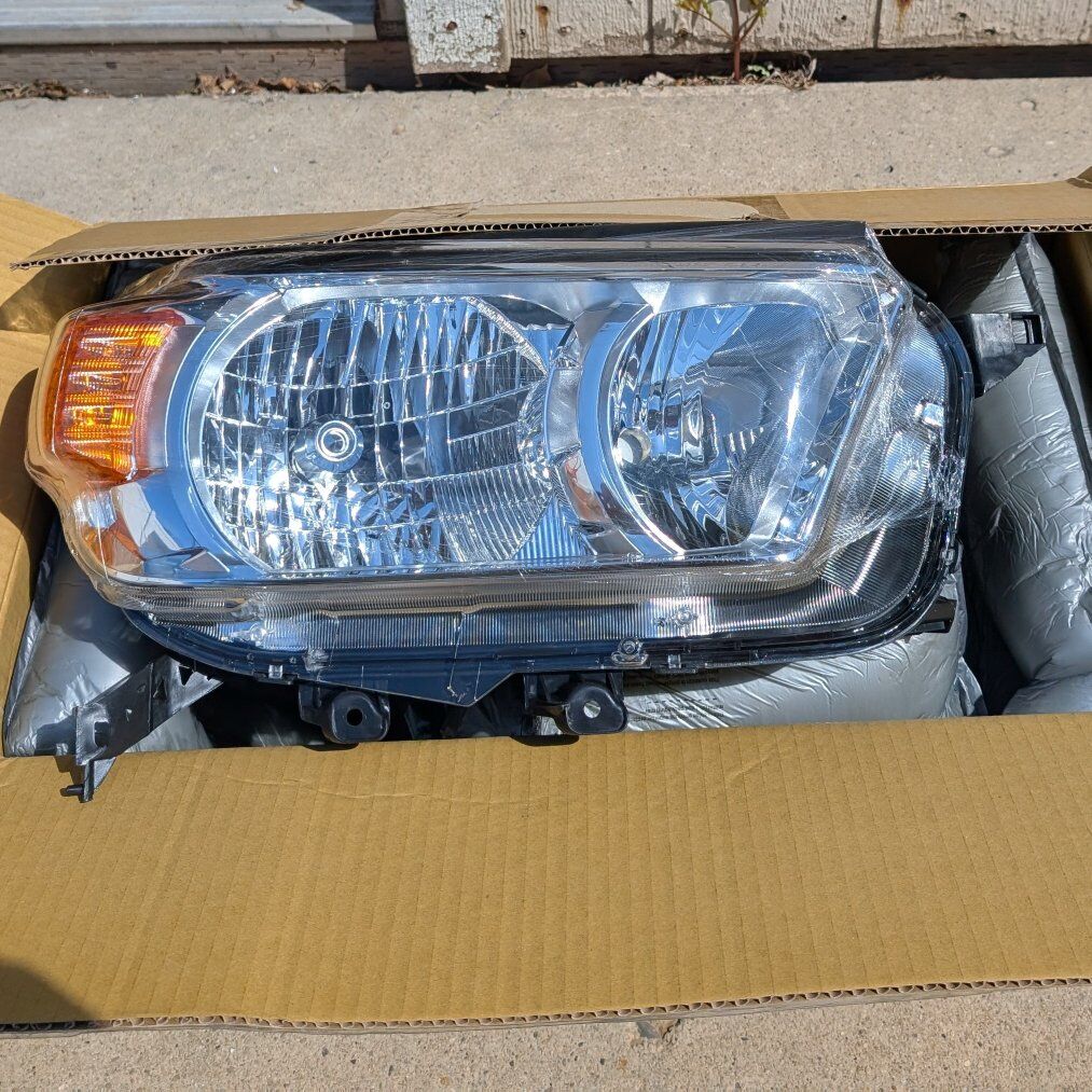 Toyota 4 Runner Right Side Headlight Assembly