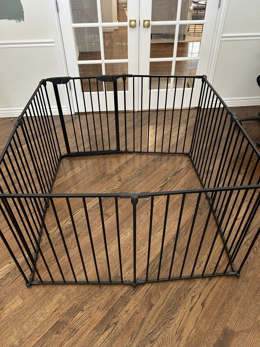 Dog Gate/Pen This Has 17 Sections And 2 Gates. See Description