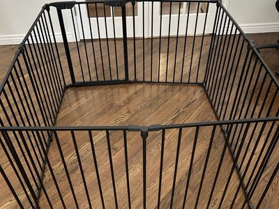 Dog Gate/Pen This Has 17 Sections And 2 Gates. See Description