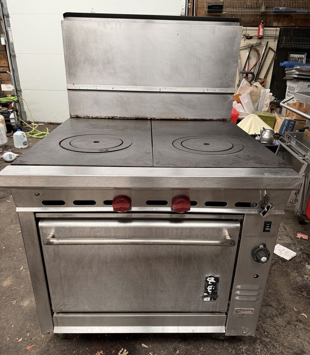 Montague Heavyduty Gas Cooktop w/ Convection Oven