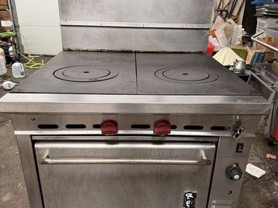 Montague Heavyduty Gas Cooktop w/ Convection Oven