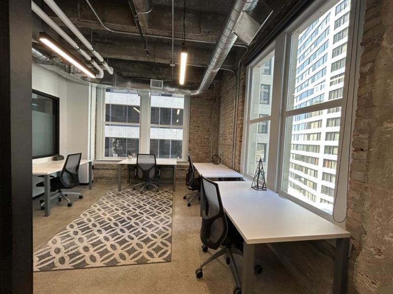 The Perfect Desk: Boost Focus and Collaboration!