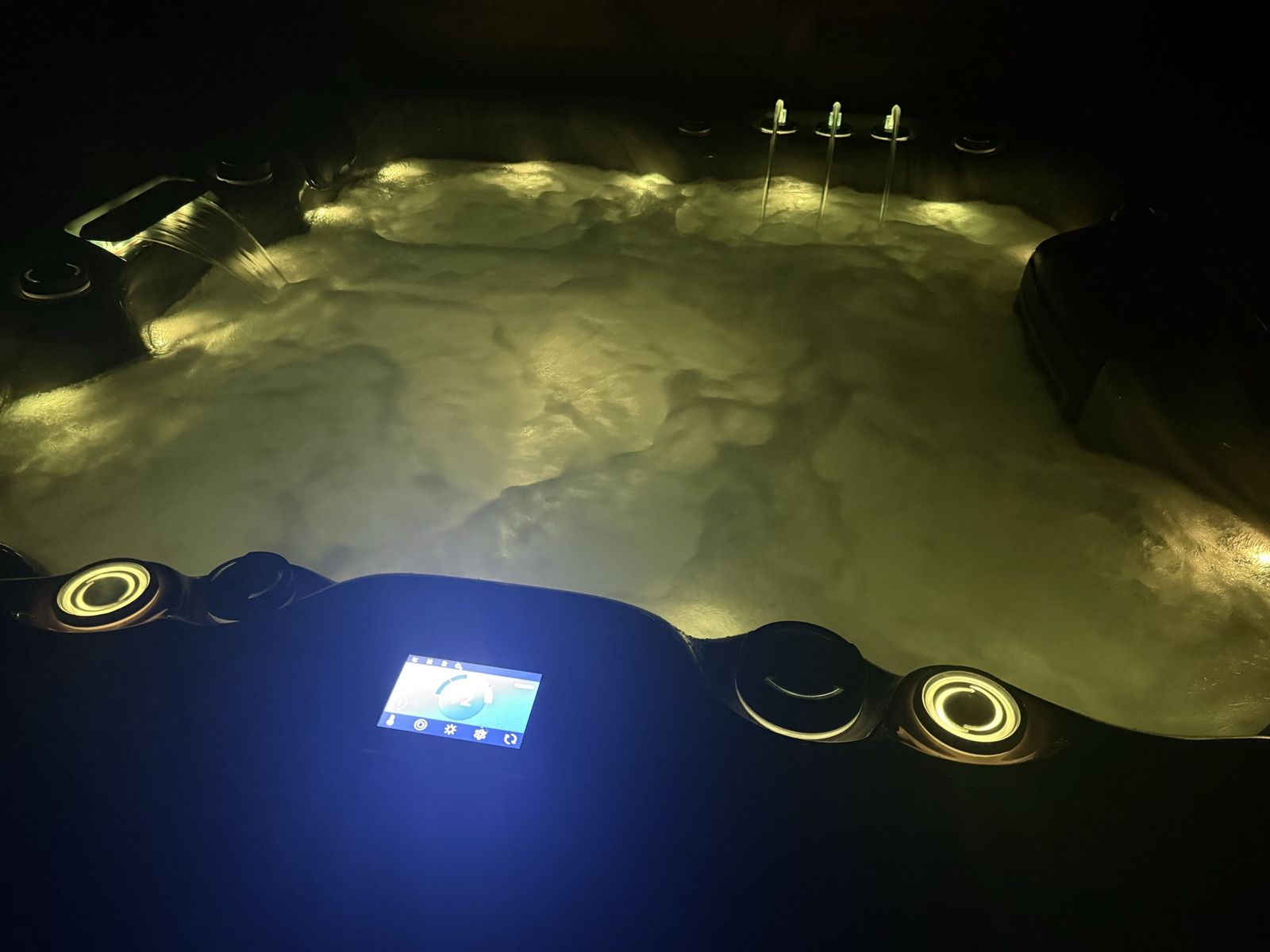 New Fully loaded Hot Tub