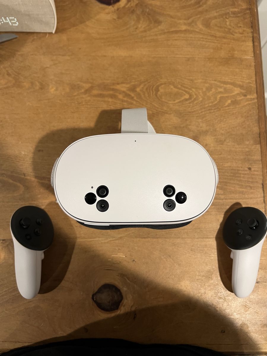 Meta Quest 3S VR Headset - Like New, Complete with Controllers & Charging Cable