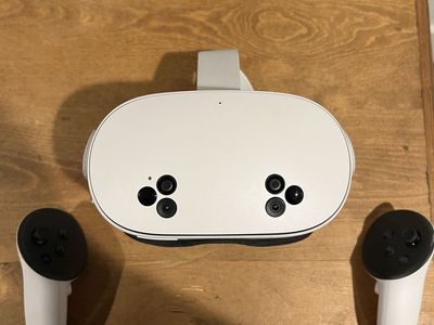 Meta Quest 3S VR Headset - Like New, Complete with Controllers & Charging Cable