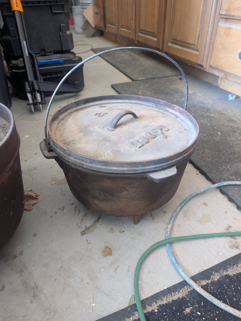 Lodge Cast Iron Dutch Oven - Size 12 - Camping Cookware with Lid & Bail Handle