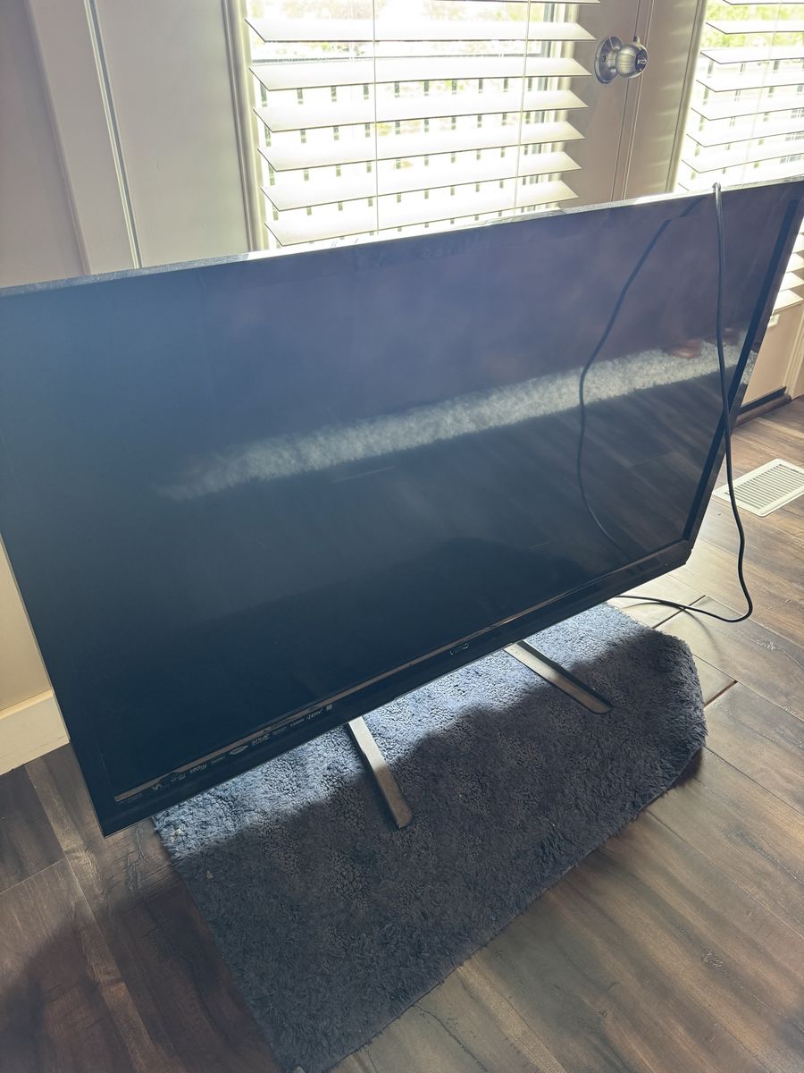 Used vizio 47 inch TV - works with leg stand