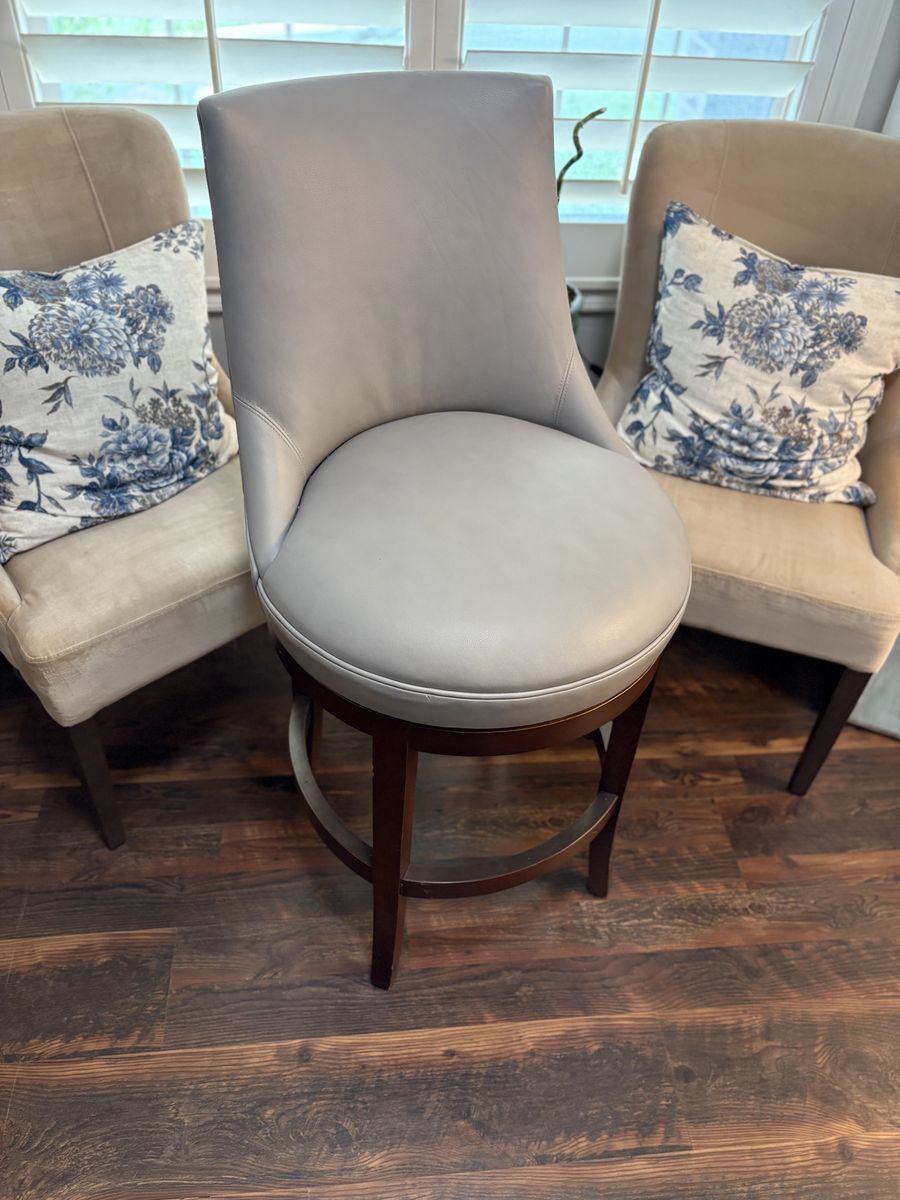 Wayfair Fairfield Vesper 30'' Bar Stool in light gray $600 cash/venmo in Draper