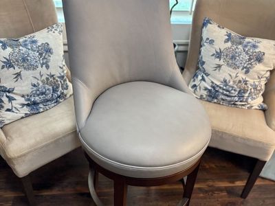 Wayfair Fairfield Vesper 30'' Bar Stool in light gray $600 cash/venmo in Draper