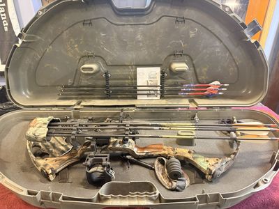 Custom compound bow 60lb w/ accessories, and case.