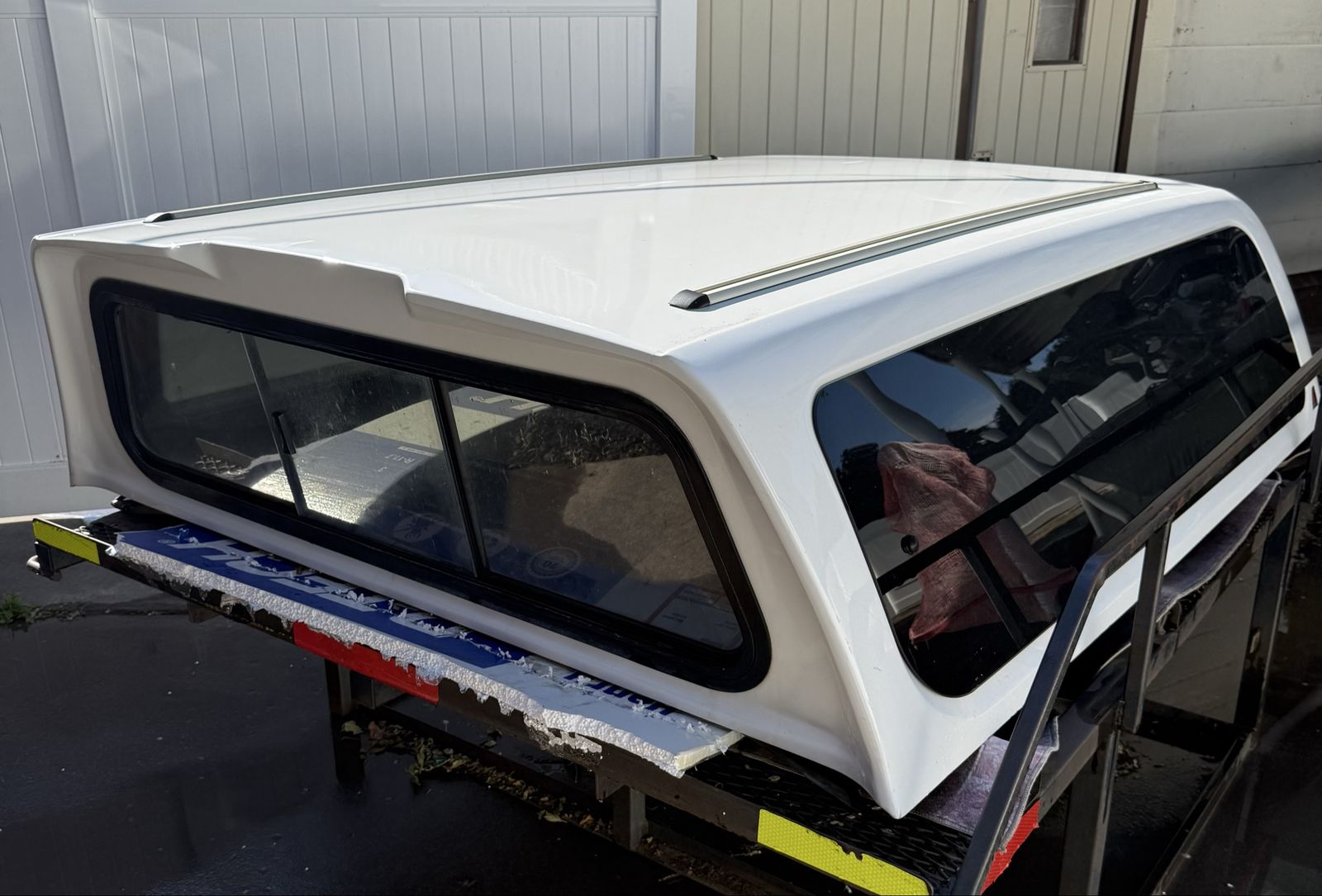 Leer White Truck Bed Shell Camper Top 6.5 ft for GMC/Chevy, w/ Roof Rack & Sliding Windows