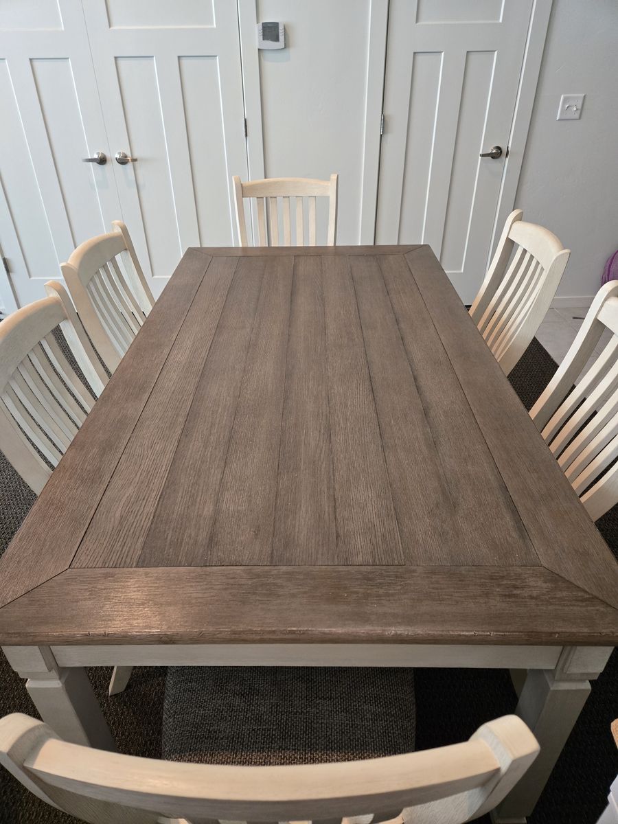 Beautiful Farmhouse Dining Set – Table + 6 Chairs (Excellent Condition)