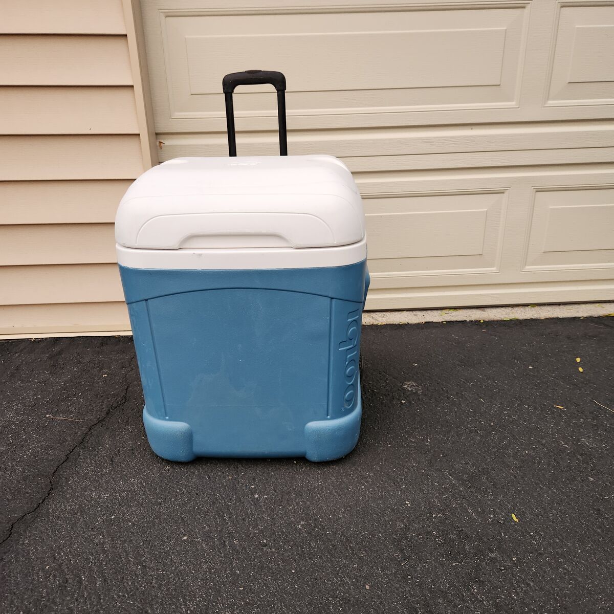 Igloo Wheeled Cooler with Retractable Handle