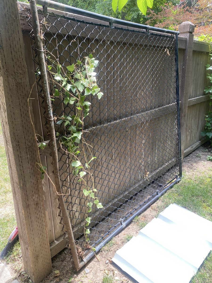 One section of black chainlink fencing 6’x6’
