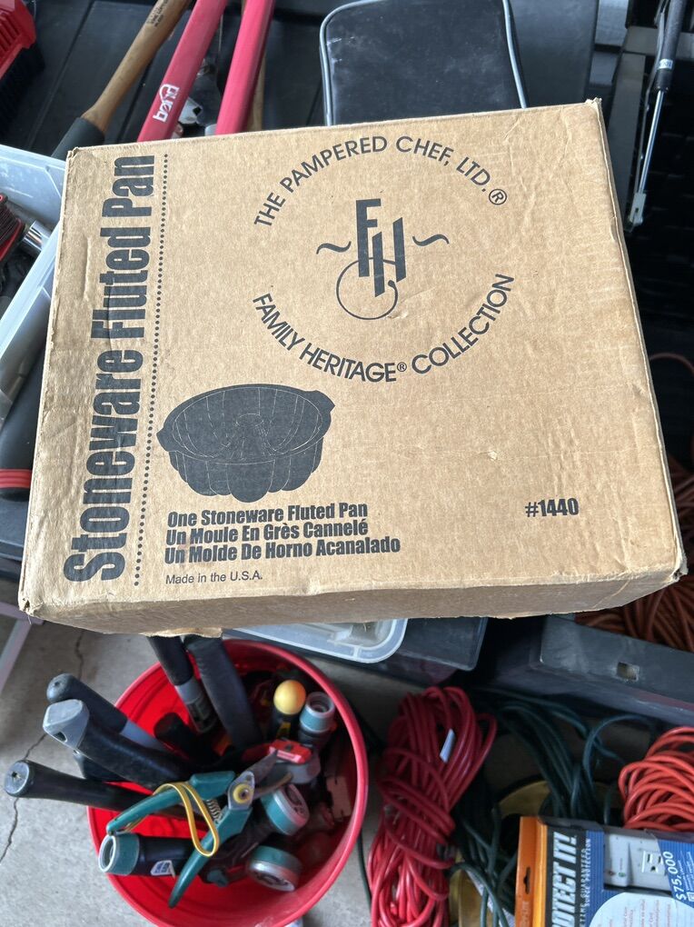 Brand New Pampered Chef Stoneware Fluted Pan