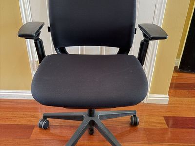 Steelcase Amia Desk Chair Like New
