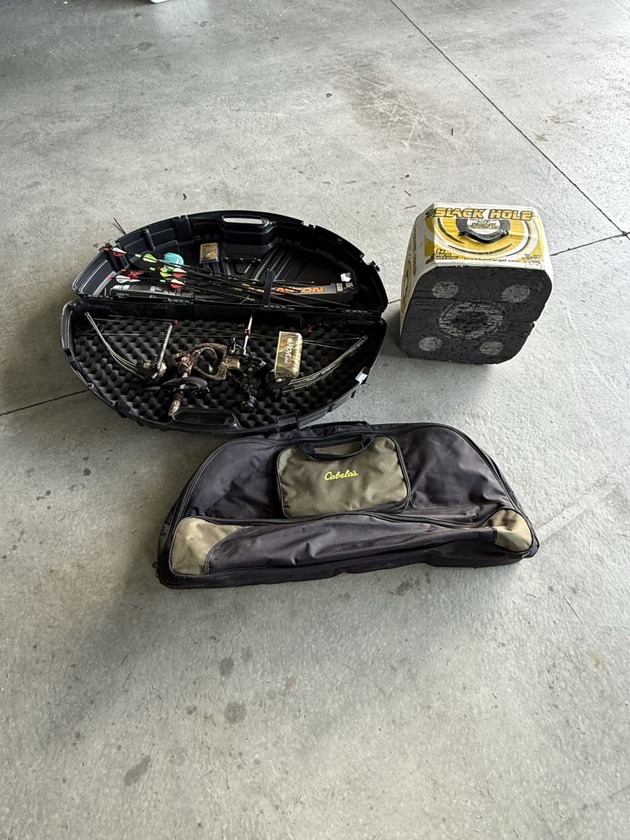 Hoyt XT200 with 2 cases arrows and target.