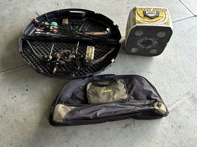 Hoyt XT200 with 2 cases arrows and target.