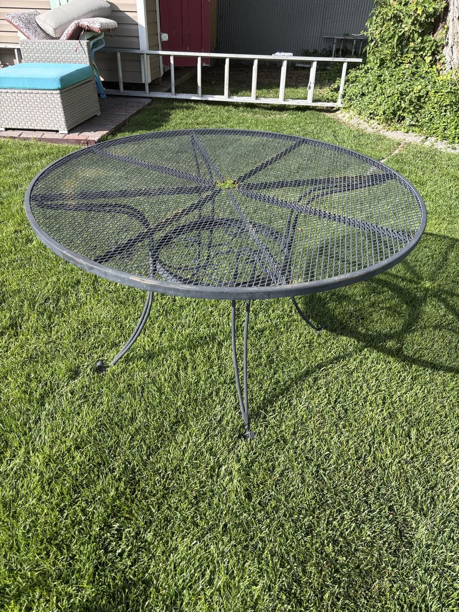 Vintage Woodard Pinecrest Round Patio Table 