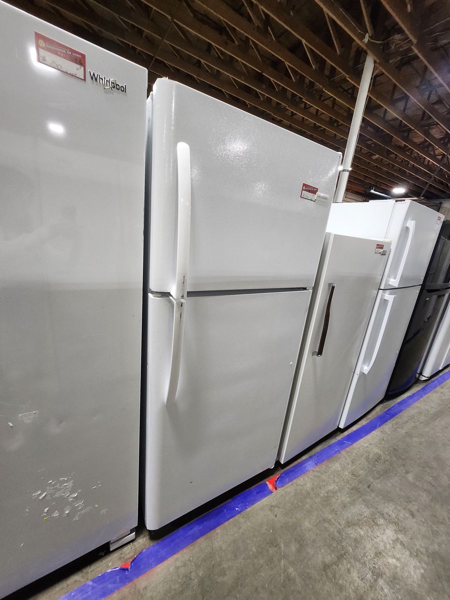 NICE FRIGIDAIRE TOP AND BOTTOM FRIDGE! W-WARRANTY