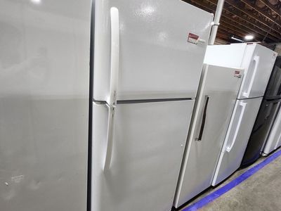NICE FRIGIDAIRE TOP AND BOTTOM FRIDGE! W-WARRANTY