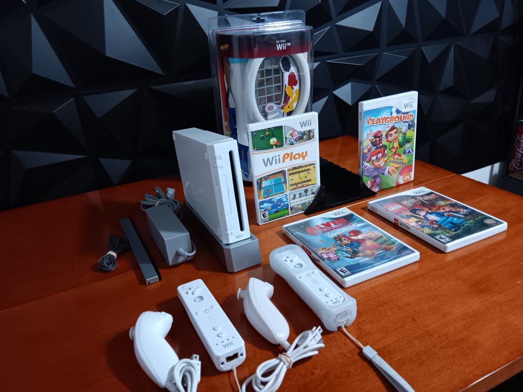 Nintendo Wii Console, Controllers, Accessories & 4