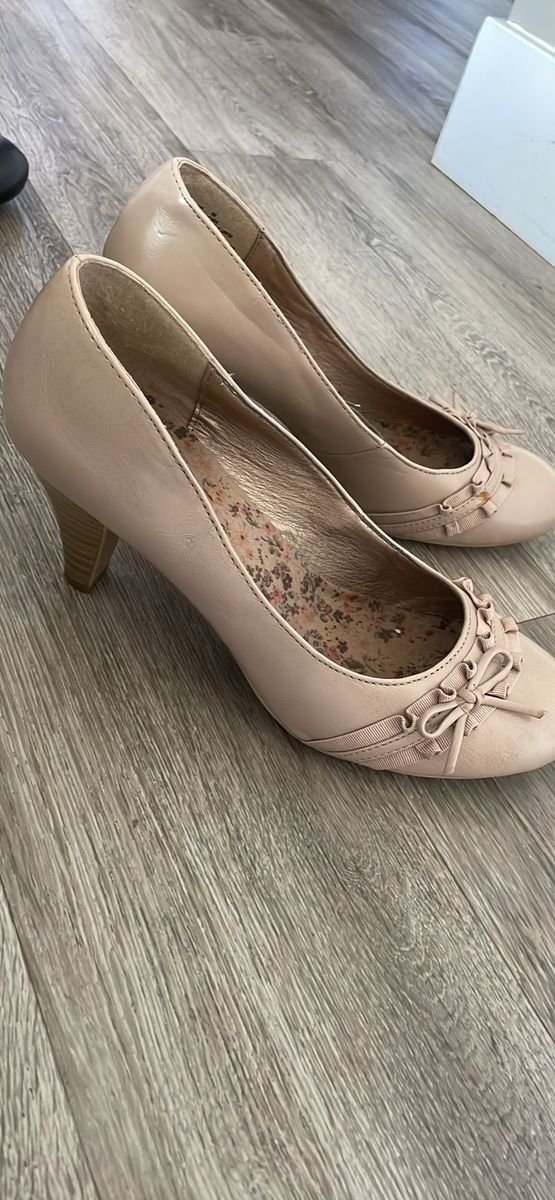 9 nude ruffle bow mudd women’s heels