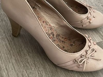 9 nude ruffle bow mudd women’s heels
