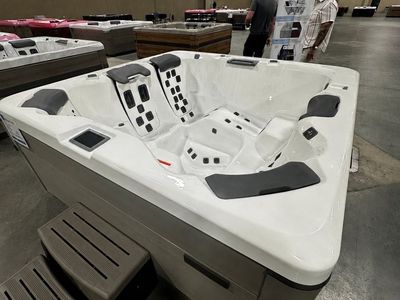 Bullfrog A7L Premium Hot Tub – Excellent Condition