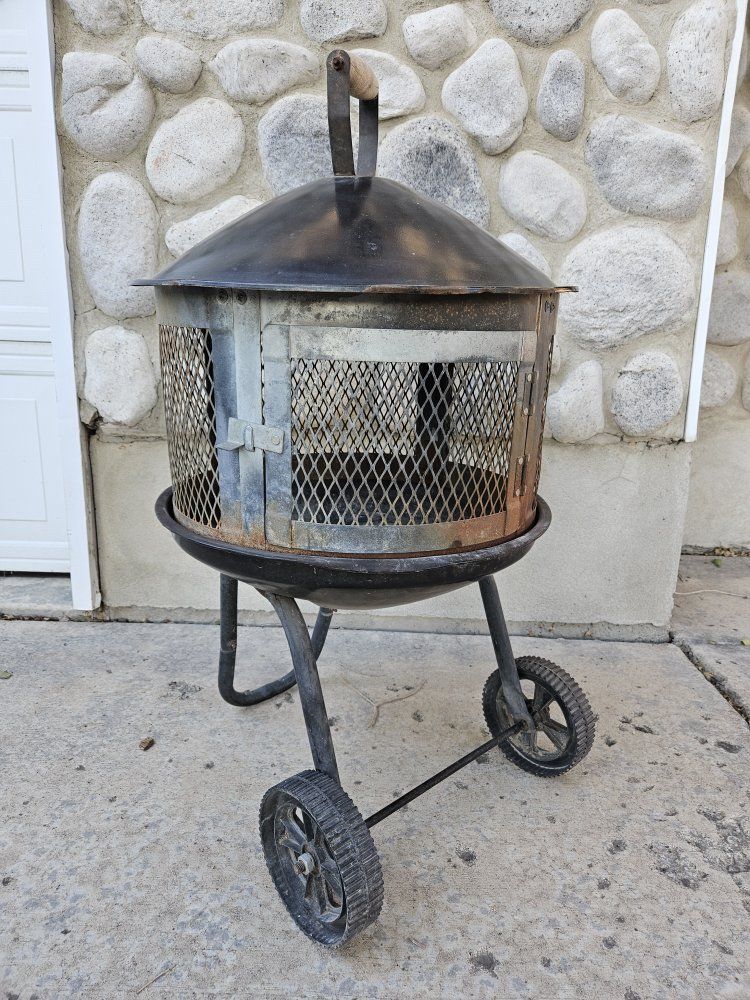 Outdoor Rolling Metal Fire Pit with Spark Screen