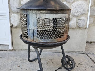 Outdoor Rolling Metal Fire Pit with Spark Screen