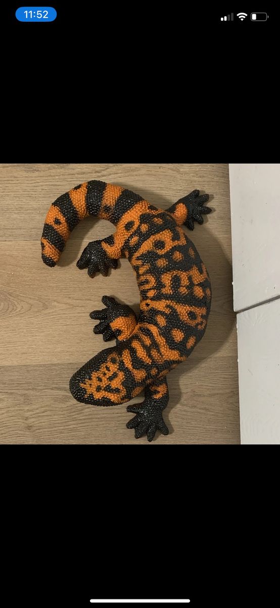 Outdoor solid Gila monster statue 20” long